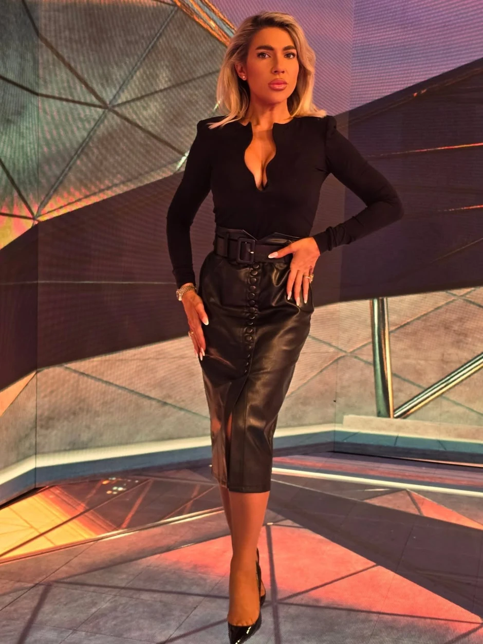 Jovana Jeremić u kožnoj suknji 