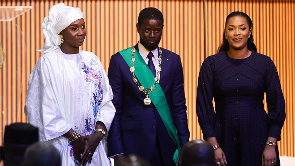 Bassirou Diomaye Faye, prezydent Senegalu z żonami