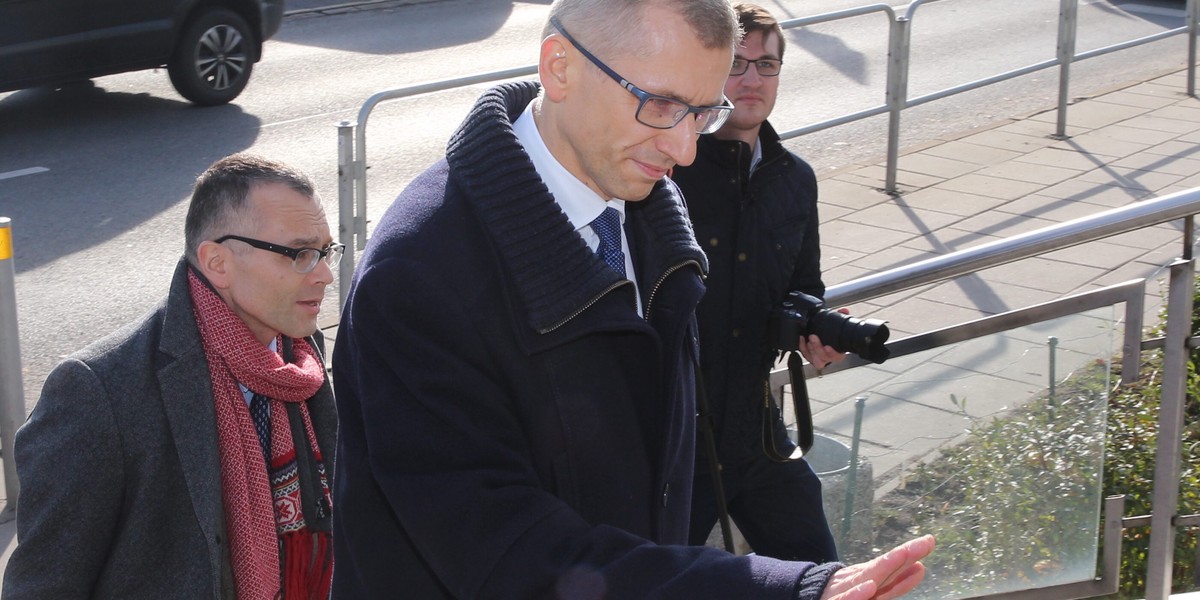 Katowice, 04.11.2016. Prezes Najwyższej Izby Kontroli Krzysztof Kwiatkowski (w środku) w towarzystwie adwokata Mikołaja Pietrzaka (z lewej) w katowickim wydziale Prokuratury Krajowej