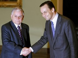 Lech Kaczyński stoi murem za Sikorskim