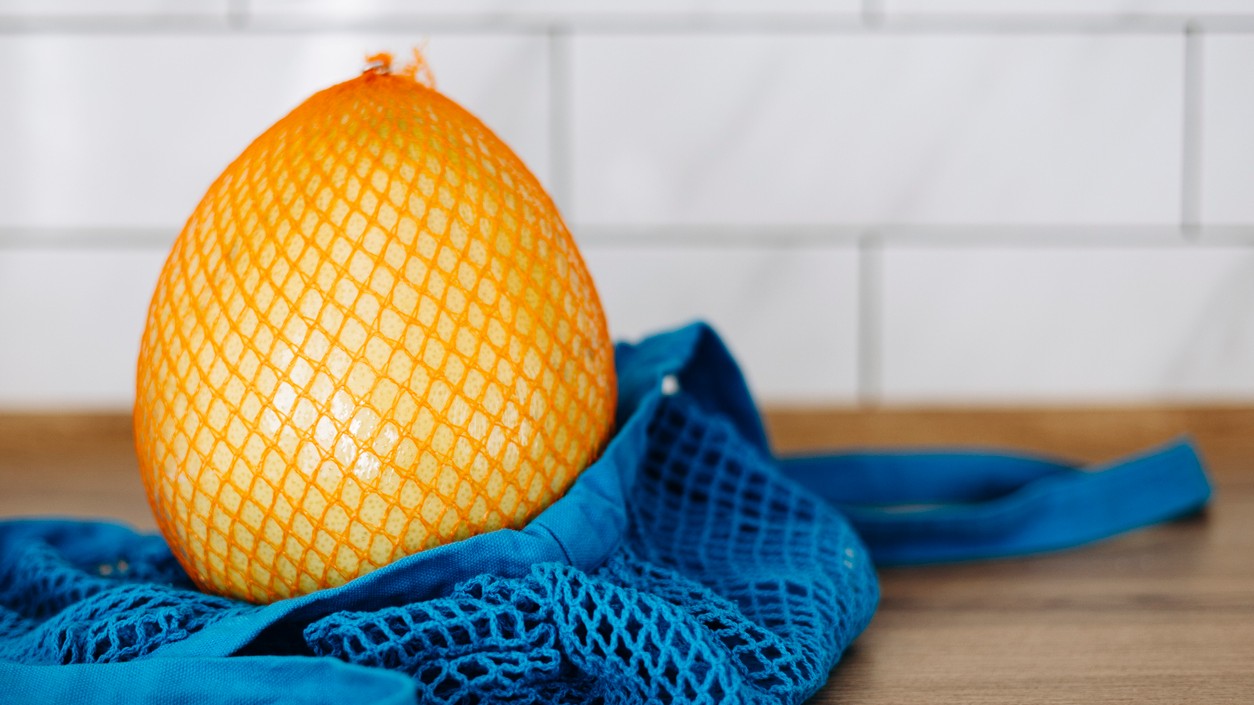 Kúpené pomelo v plastovej sieťke.