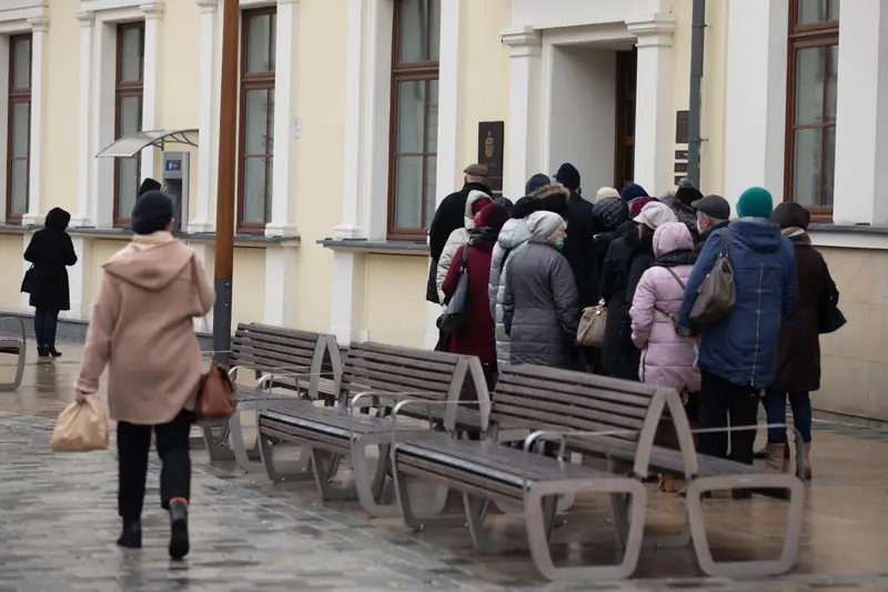 Kolejka do jednego z bankomatów. Polska, 24 lutego 2022 r.