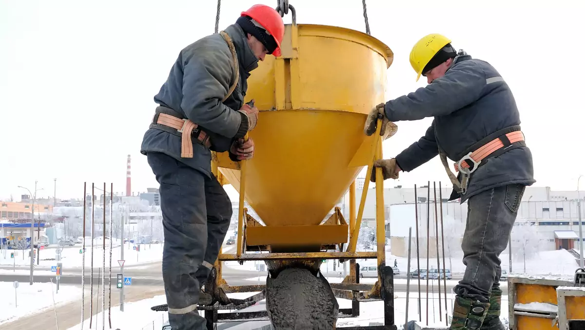 Śnieg leży, panowie wylewają beton, ale najwyraźniej mrozu nie ma.