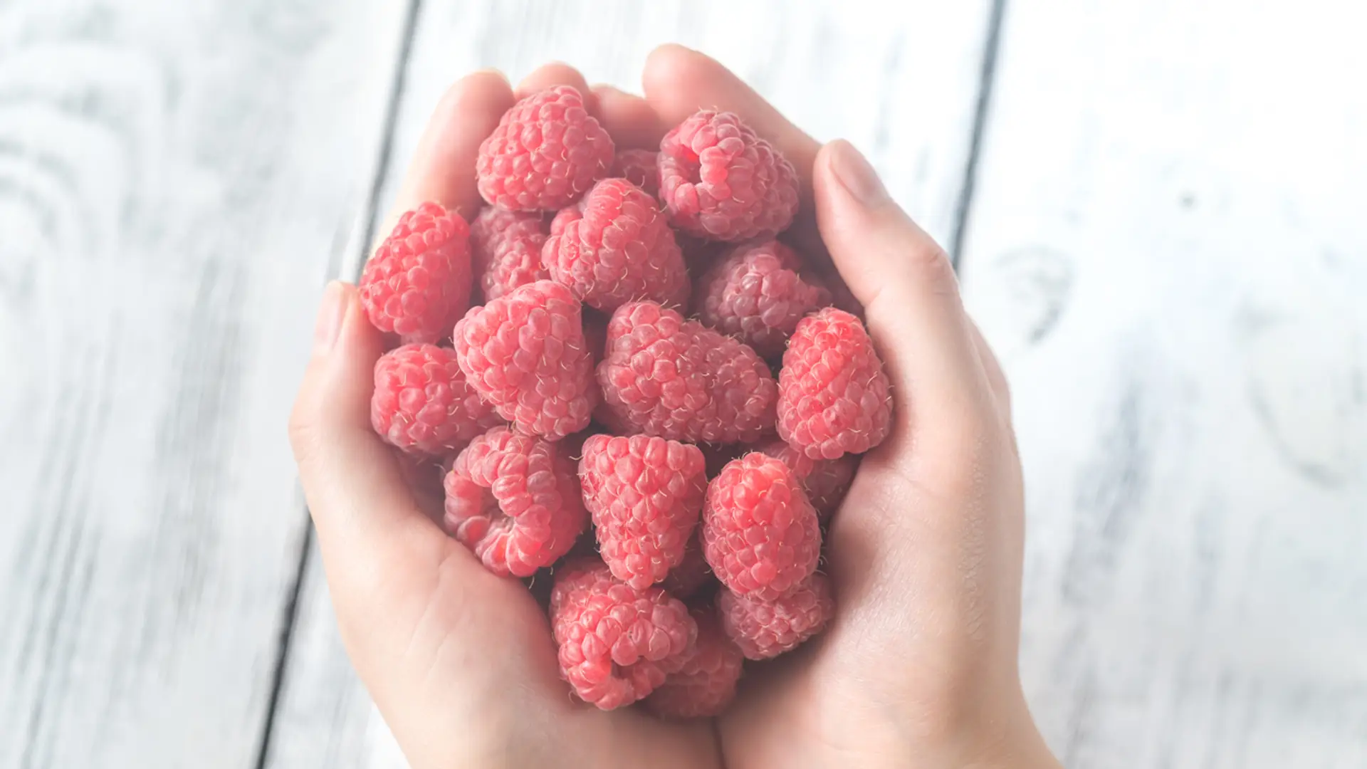 Olej z pestek malin działa jak filtr przeciwsłoneczny. Coś dla fanek naturalnej pielęgnacji