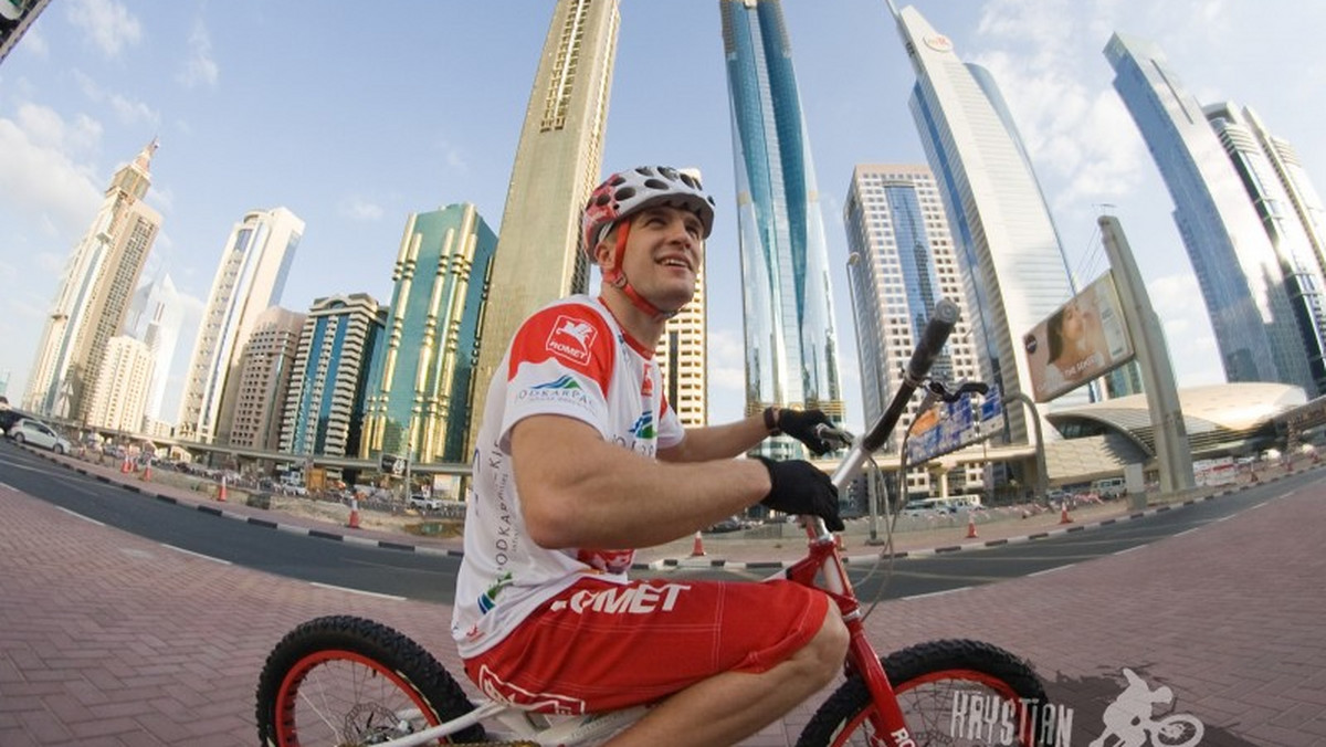 Krystian Herba pokonał rowerem 2040 schodów najwyższego na świecie hotelu Rose Rayhaan by Rotana w Dubaju. Zajęło mu to godzinę, 13 minut i 41 sekund. Wyczyn ma zostać wpisany do Księgi rekordów Guinnessa.