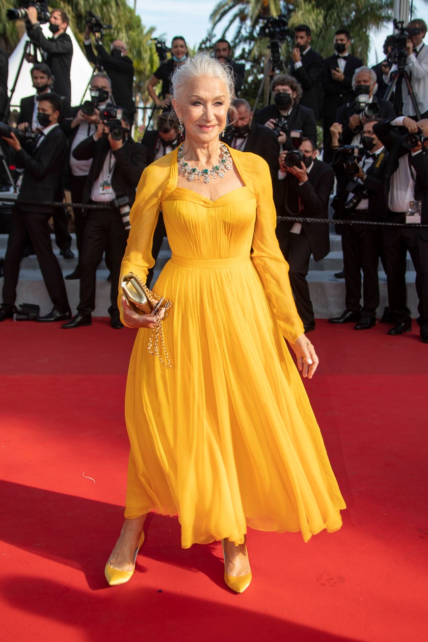 Eine bunte Helen Mirren (75) verzauberte an der Eröffnungsfeier und Premiere von «Annette» alle Gäste. DIe britische Schauspielerin glänzte in einer gelben Robe von Dolce & Gabbana. 