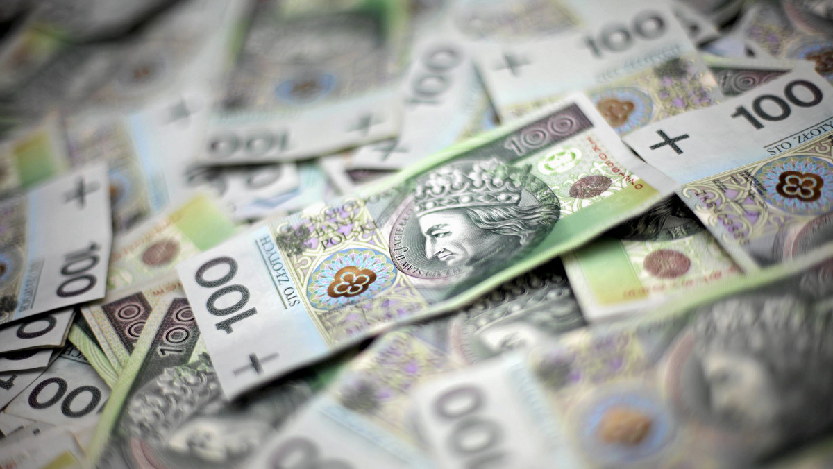 Nawet kilka milionów złotych miała wypłacić z kont klientów 52-letnia pracownica jednego z poznańskich banków. Policjanci zatrzymali kobietę, która usłyszała zarzut oszustwa na dużą skalę.