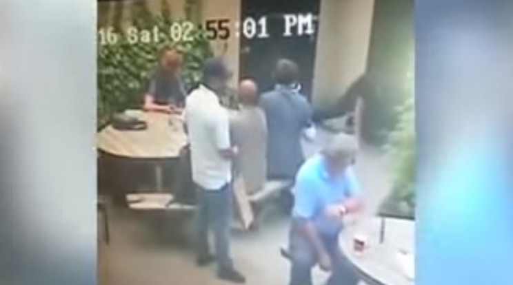 Minden vendég egy irányba nézett, amikor a férfi "elesett" / Fotó: YouTube
