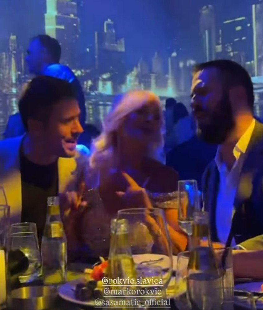 Nikola Rokvić sa majkom i bratom