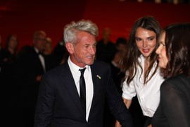 Šon Pen u Kanu sa 34 GODINE MLAĐOM DEVOJKOM: Posle holivudskih lepotica sreću traži pored Valerije iz Moldavije