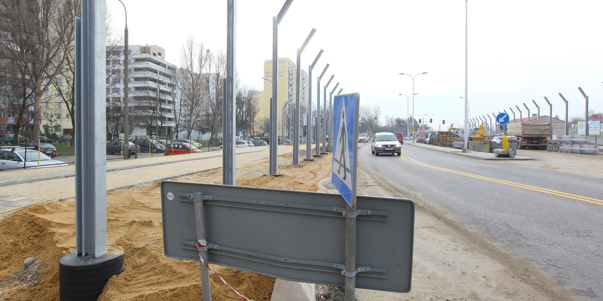 Urzędnicy montują ekrany akustyczne w szczerym polu 