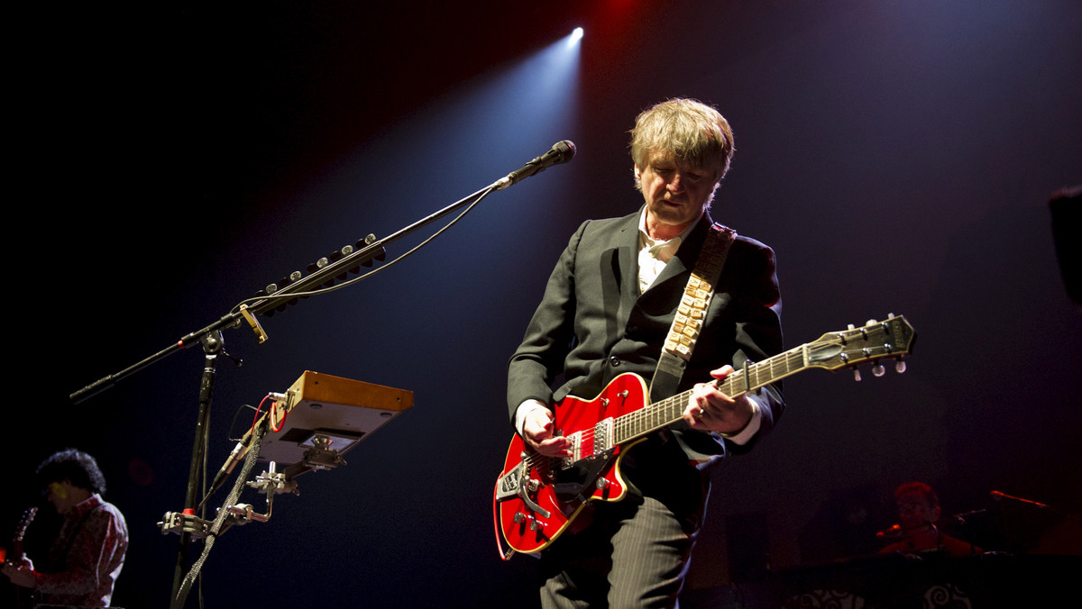 Neil Finn, wokalista znany z Crowded House, nagrał piosenkę do filmu "The Hobbit: An Unexpected Journey".