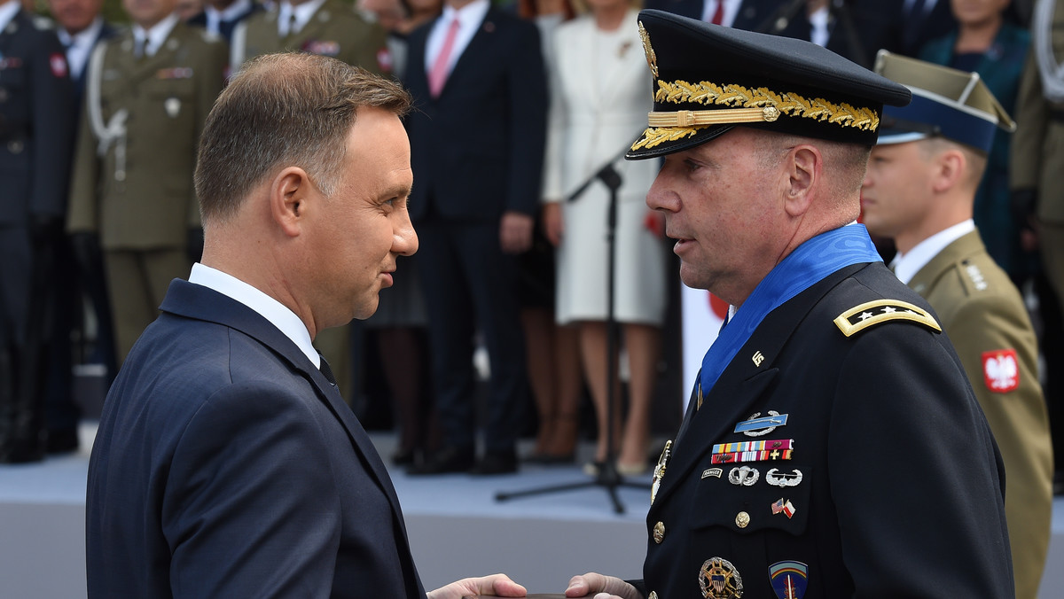 Polska i USA odgrywają znaczącą rolę w budowaniu zdolności NATO do odstraszania – powiedział dowódca wojsk lądowych USA w Europie gen. broni Ben Hodges. Skomentował także rosyjskie ćwiczenia Zapad. Zachęcałbym Federację Rosyjską, by okazała tego samego ducha transparentności. Zmniejszyłoby to obawy - stwierdził. Prezydent Duda odznaczył dziś generała Krzyżem Komandorskim z Gwiazdą Orderu Zasługi RP.