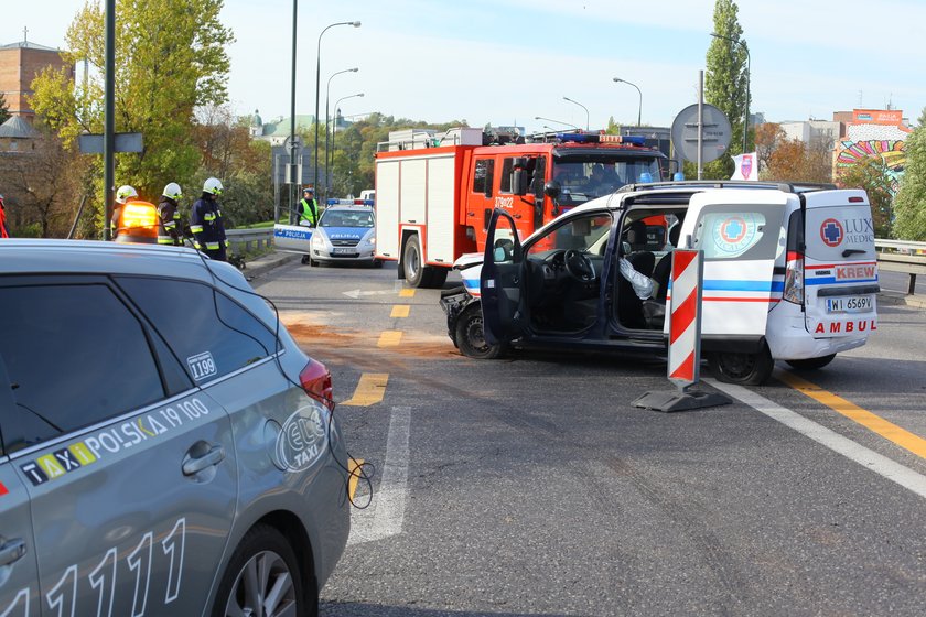 Ambulans wbił się w barierki