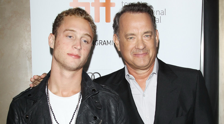 Az Oscar-díjas Tom Hanks (jobbra) fia, Chet követte az apját a színészi pályán, de rapperként is ismert. /Fotó: Getty Images