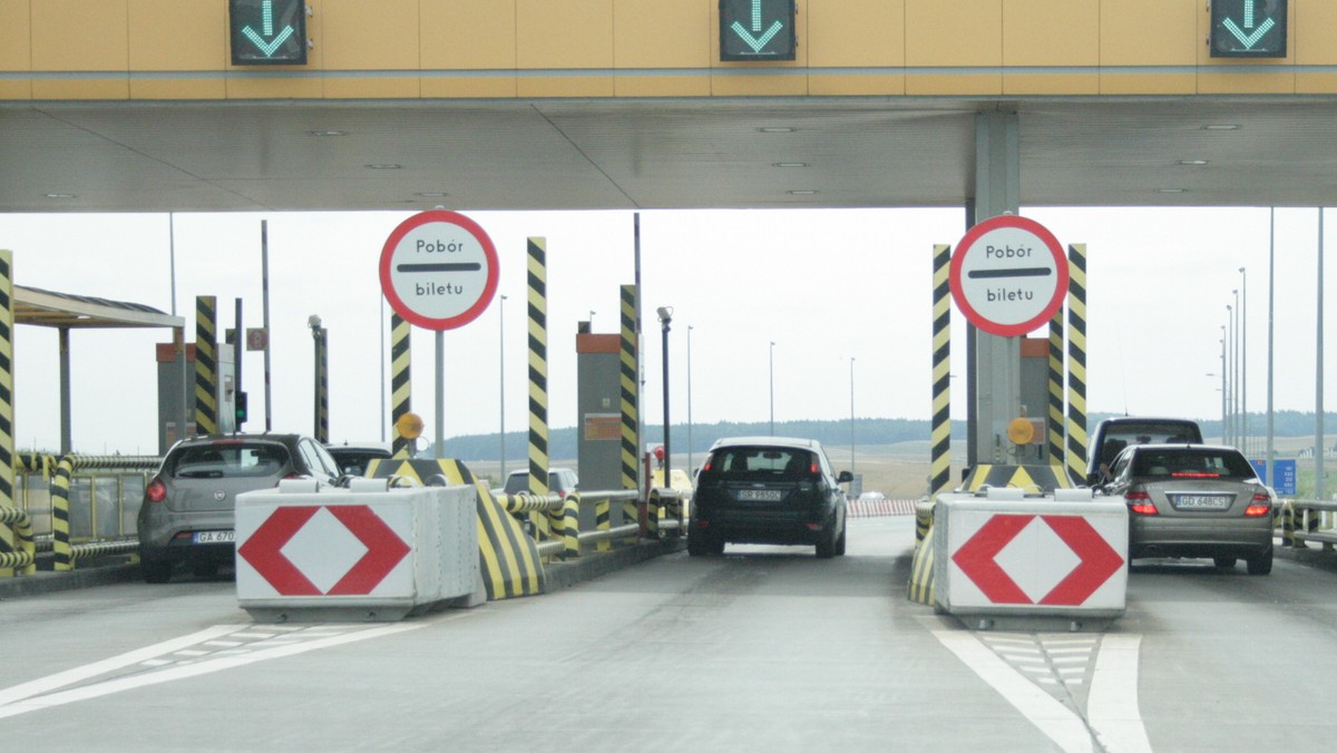 Kilkukilometrowe korki na zjeździe z autostrady A1 w Rusocinie to prawdziwa zmora kierowców. W miniony weekend przez bramki przejechało 116 tysięcy pojazdów, podczas gdy średnie dobowe natężenie ruchu szacowane jest na około 32 tysiące pojazdów.