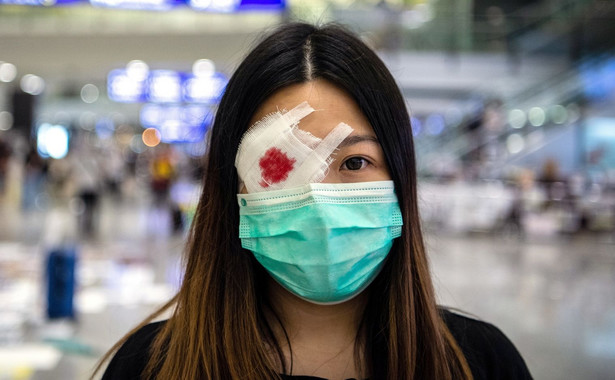 Jedna z demonstrujących na lotnisku w Hongkongu