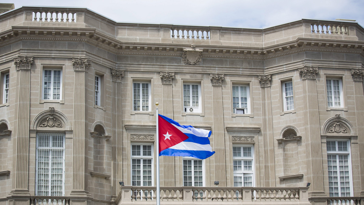 Kubańska flaga znów zawisła w Waszyngtonie jako znak otwarcia ambasady Kuby w stolicy Stanów Zjednoczonych i wznowienia stosunków dyplomatycznych między obydwoma krajami po ponad półwiecznej przerwie.