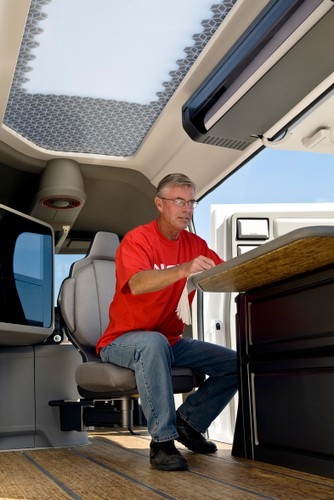 W środku auta przed najprawdziwszym komputerem stoi fotel obracany o 180 stopni