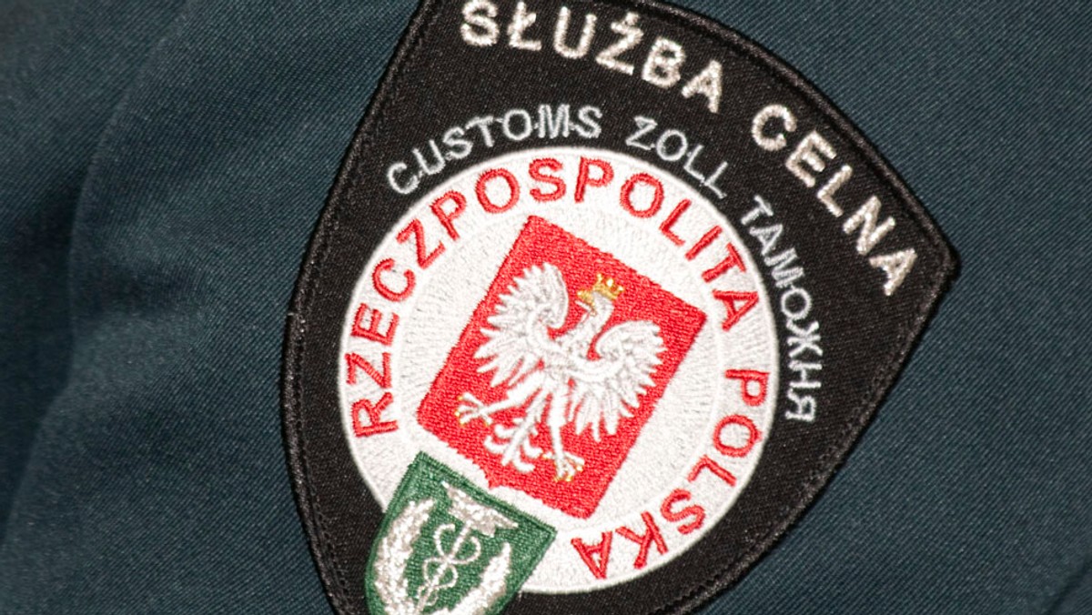 Sąd Administracyjny w Białymstoku wydał pierwszy wyrok w procesie, jaki wytoczyli celnicy Krajowej Administracji Skarbowej. Domagali się oni przywrócenia odebranych im mundurów i przywilejów z tym związanych. Wyrok jednak nie przesądza, czy tak się stanie.