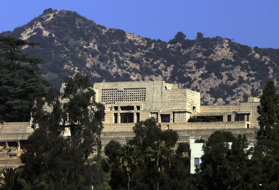 The Ennis House projektu Wrighta powstała w 1924 roku w północnym Los Angeles. Architekt czerpał inspirację z budowli świątyń Majów