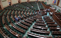 KO zmniejsza stratę do PiS. SLD i Kukiz'15 tracą poparcie
