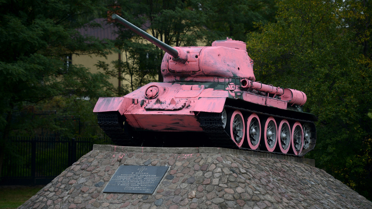 Różowy czołg w Wołominie
