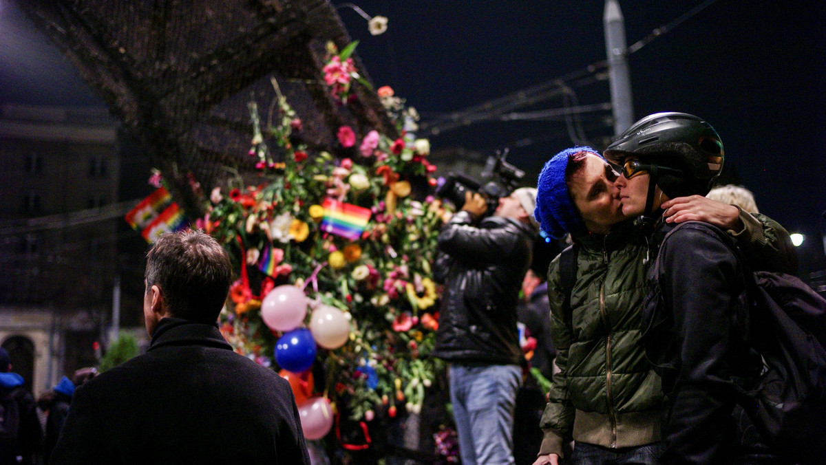 WARSZAWA PLAC ZBAWICIELA TĘCZA HAPPENING NIEWZRUSZENI