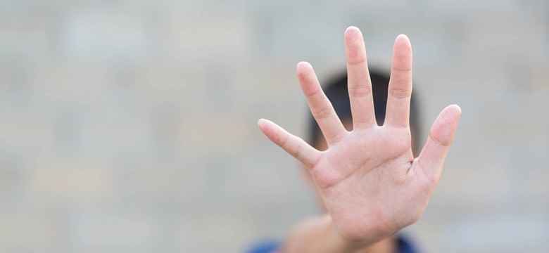Policjantka oskarżona o pobicie 11-latka. Miała grozić, że wywiezie jego matkę do Niemiec