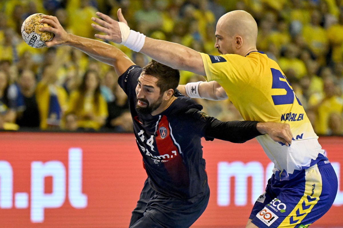 Zawodnik Industrii Kielce Arciom Karalek (P) i Nicola Karabatic (L) z Paris Saint Germain podczas meczu grupy A Ligi Mistrzów piłkarzy ręcznych