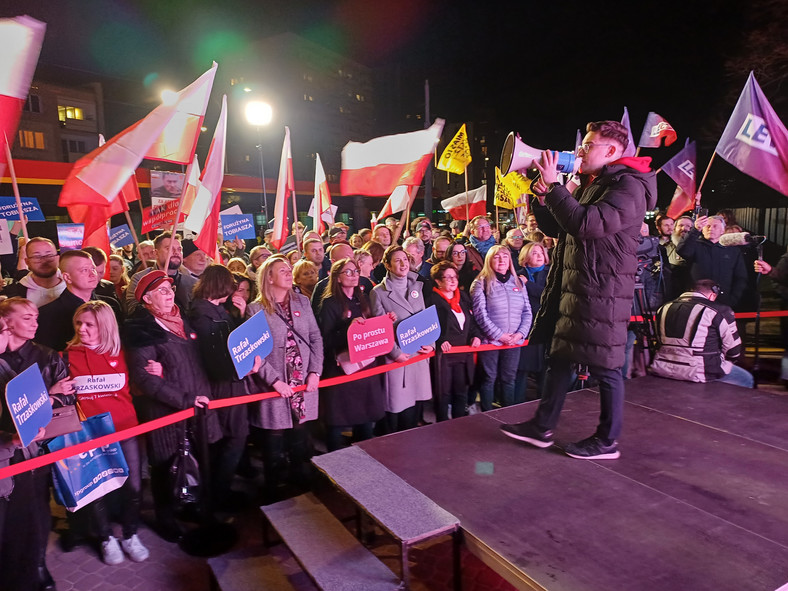 W czasie debaty przed bramą TVP zebrały się tłumy zwolenników poszczególnych kandydatów na prezydenta Warszawy