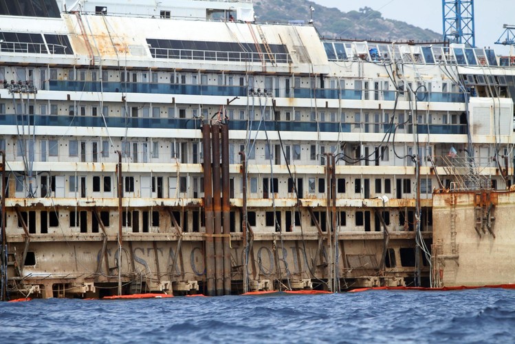 Costa Concordia. Fot. EPA/CLAUDIO GIOVANNIN