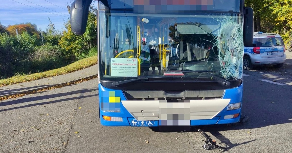 Przejeżdżał hulajnogą przez przejście dla pieszych. 14-latek potrącony przez autobus