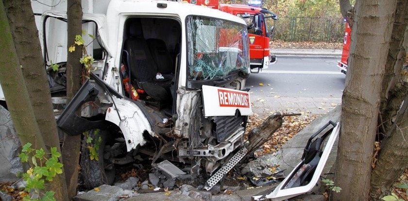 Wypadek śmieciarki. Kierowca zasłabł?