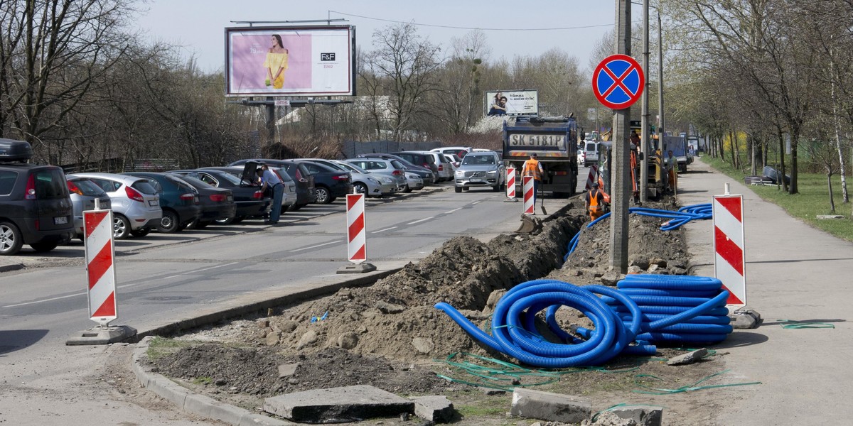 Katowice. Budowa miejsc parkingowych przy klinice na ulicy Ceglanej