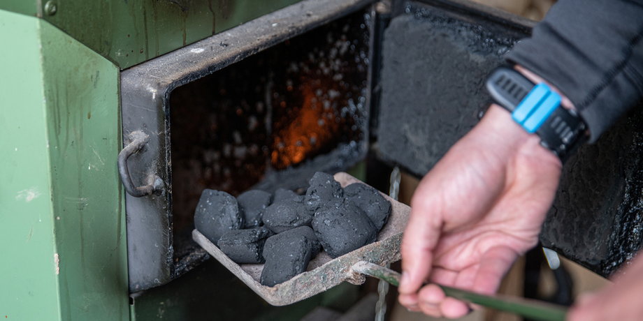 W 2021 r. liczba gospodarstw domowych wykorzystujących węgiel kamienny w jakimkolwiek celu grzewczym wynosiła 4,3 mln