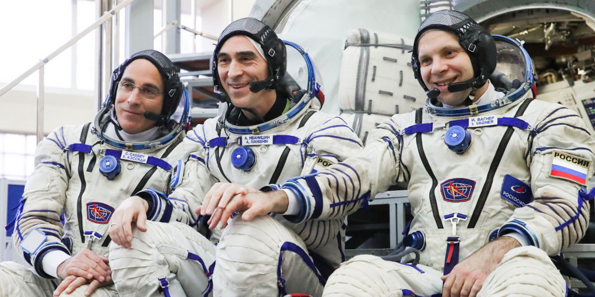  W czwartek, 9 kwietnia, na Międzynarodową Stację Kosmiczną polecieli dwaj Rosjanie Anatolij Iwaniszyn i Iwan Wagner i Amerykanin Christopher Cassidy. Amerykańska i rosyjska agencja kosmiczna wdrożyły nadzwyczajne środki ostrożności, by wykluczyć ryzyko zarażenia się któregoś z członków załogi. Astronauci spędzą w kosmosie pół roku. 