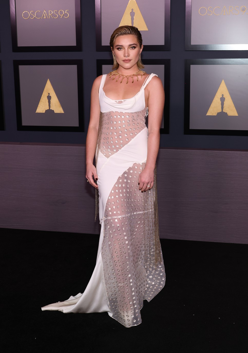 Florence Pugh Victoria Beckhamben a Governors Awards vörös szőnyegén | Fotó: Emma McIntyre