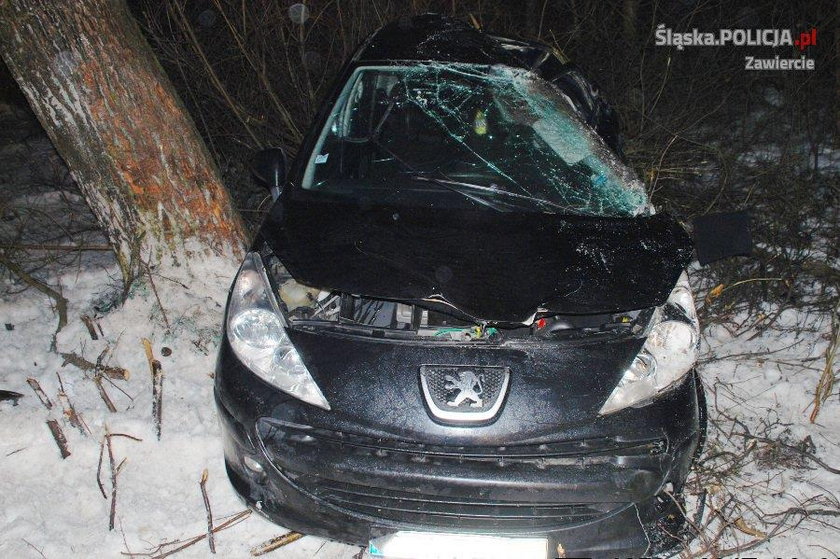 Auto na drzewie, kobieta w szpitalu