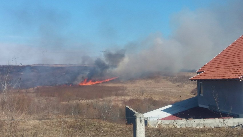 Vatra preti da stigne do kuća
