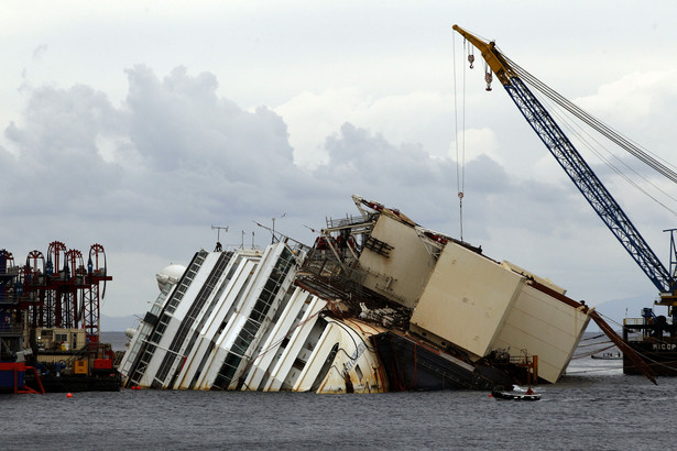 Costa Concordia podnoszona