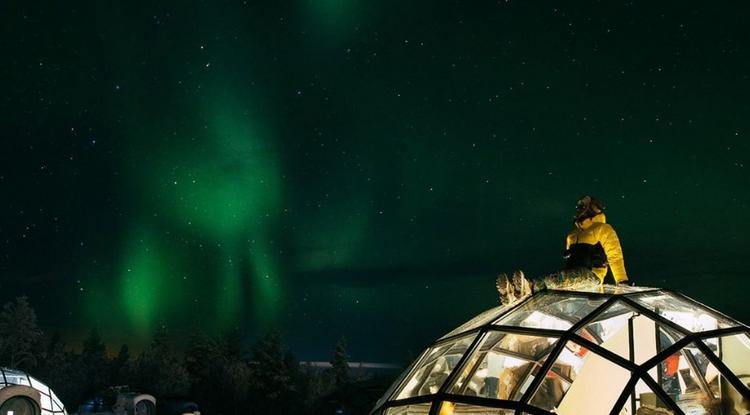 A lappföldi Kakslauttanen Arctic Resort üvegtetejű iglooiban nézheted meg az északi fényt.