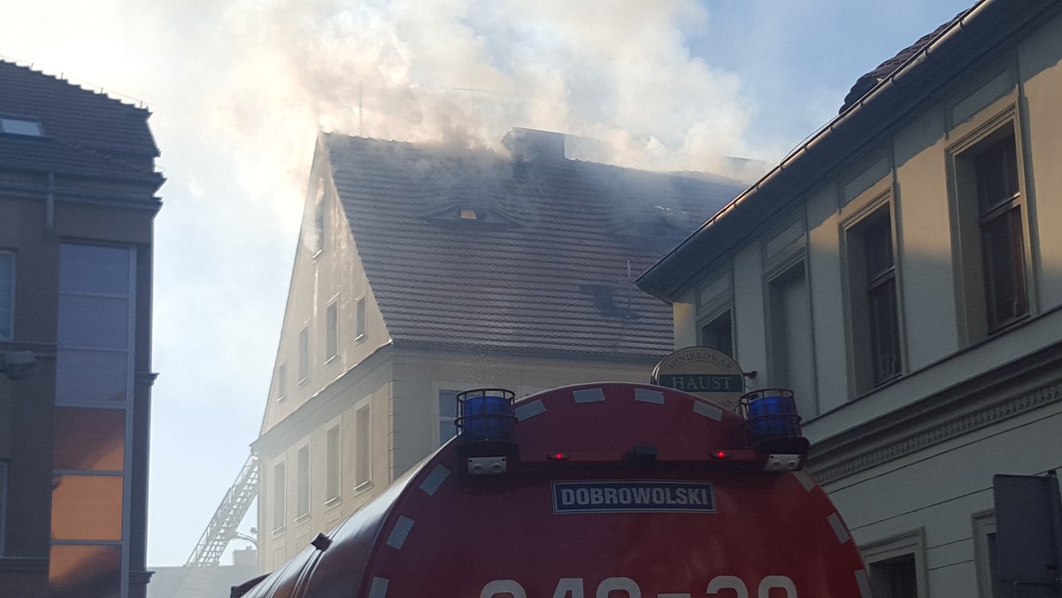 Wczoraj po południu doszło do pożaru jednej z kamienic znajdujących się przy Placu Pocztowym w Zielonej Górze. W wyniku pożaru sześć rodzin zostało pozbawionych swoich mieszkań. Radny Grzegorz Hryniewicz postanowił im pomóc.