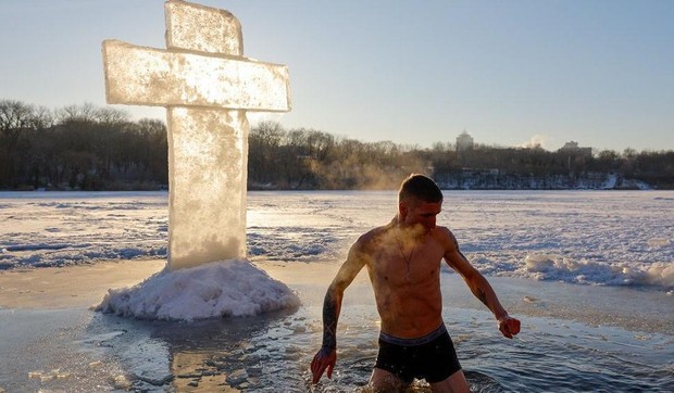 Muškarac uranja u ledenu vodu tokom proslave pravoslavnog hrišćanskog praznika Bogojavljanja u jeku rusko-ukrajinskog rata u Donjecku, u istočnoj Ukrajini, ali je ta teritorija sada pod ruskom kontrolom | Foto: REUTERS/Alexander Ermochenko