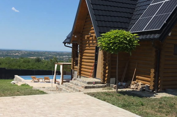 (FOTO) POGLED OD MILION DOLARA I PARČE RAJA NA KOSMAJU Ovo je kuća našeg pevača, u dvorištu bazen sa ležaljkama