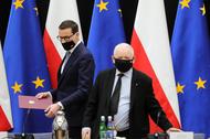 Premier Mateusz Morawiecki (L) oraz prezes PiS, wicepremier Jarosław Kaczyński