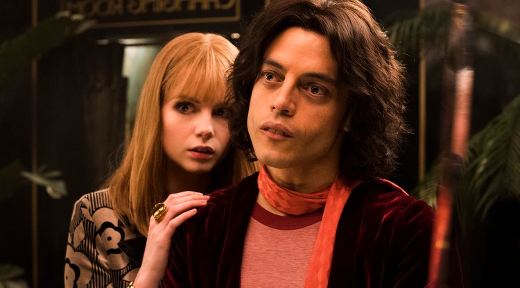 Lucy Boynton és Rami Malek