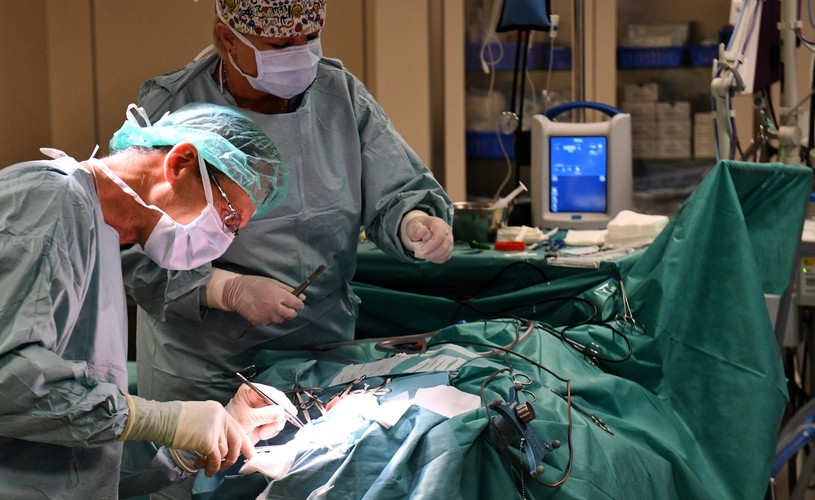 OPERACJA NA MÓZGU. TAK LECZY SIĘ PADACZKĘ LEKOOPORNĄ W SZCZECINIE