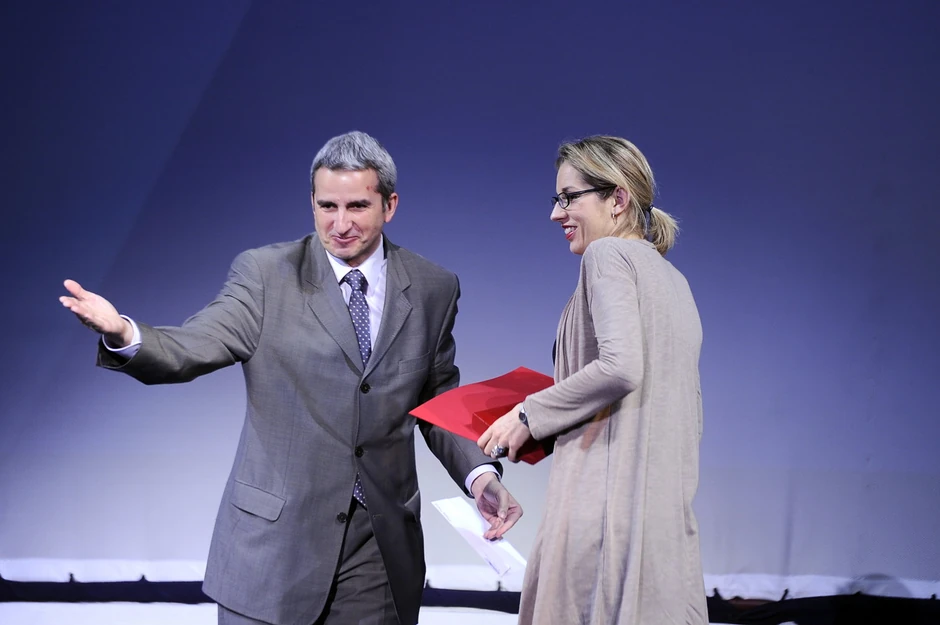 Autorka filma "Goli" Tihe Gudac prima nagradu iz ruku Andreje Mladenovića