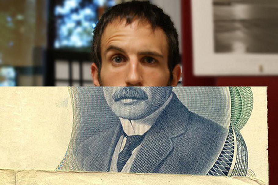 Człowiek i pieniądz. Zdjęcie autorstwa Benjamina Forresta, na licencji CC BY 2.0 (https://creativecommons.org/licenses/by/2.0/)